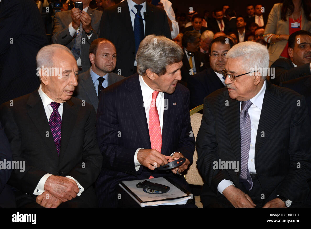 Mar Morto, Giordania. 26 Maggio, 2013. Stati Uniti Il segretario di Stato John Kerry, il presidente palestinese Mahmud Abbas e il presidente israeliano Shimon Peres (L) durante la sessione di apertura del Forum Economico Mondiale sul Medio Oriente e il Nord Africa, sulle rive del Mar Morto, 55 km a sud-est di Amman, capitale della Giordania, il 26 maggio 2013 (immagine di credito: credito: Thaer Ganaim APA/images/ZUMAPRESS.com/Alamy Live News) Foto Stock