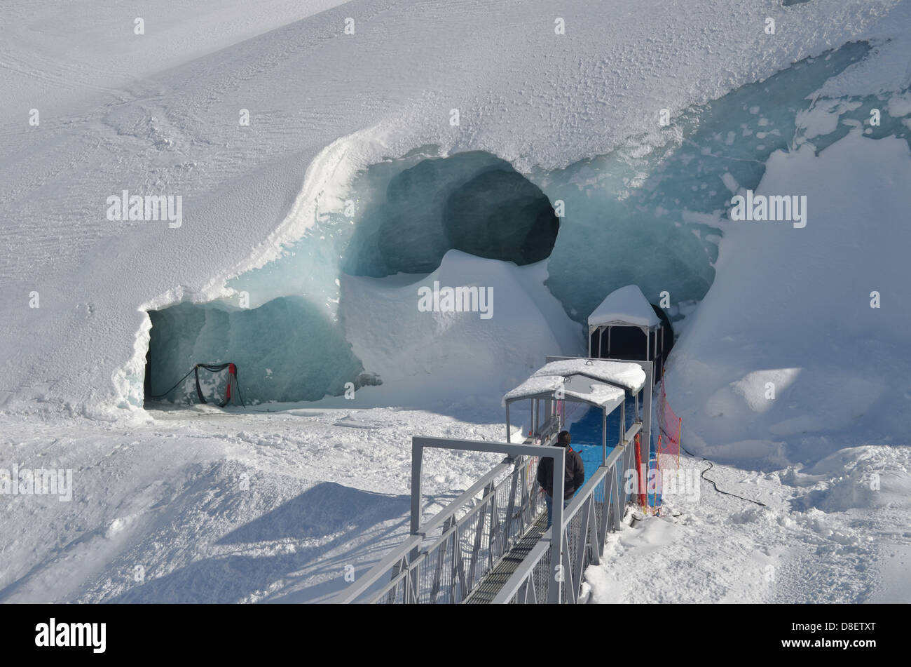 Ingresso alla caverna di ghiaccio sotto il Mer de Glace ghiacciaio in Chamonix, sulle Alpi francesi Foto Stock