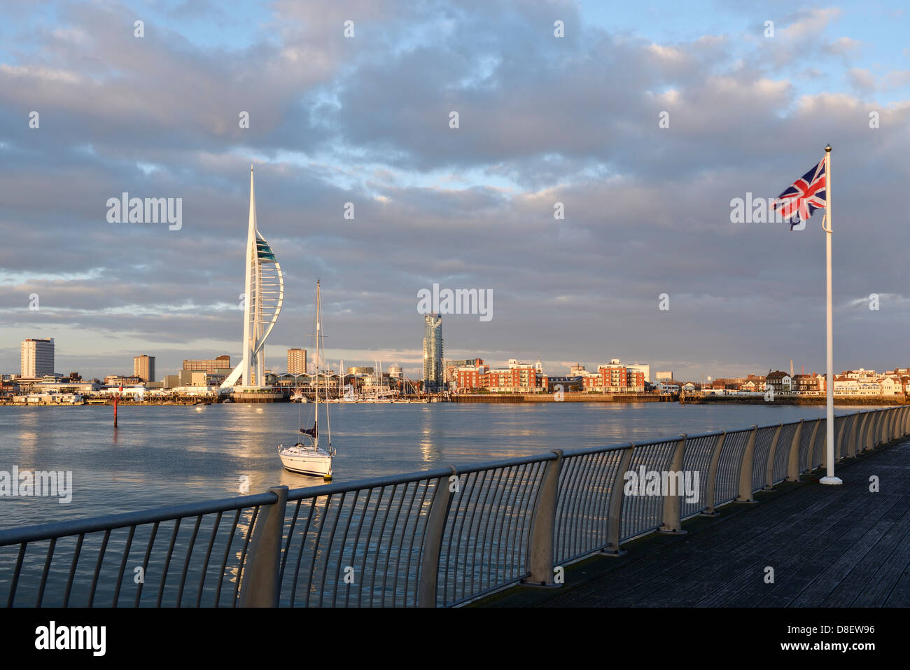 Spinnaker Tower e lo skyline di Portsmouth Porto visto da Gosport Foto Stock