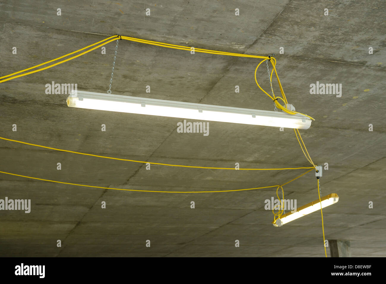 Temporaneo di strisce di illuminazione su di un sito in costruzione Foto Stock