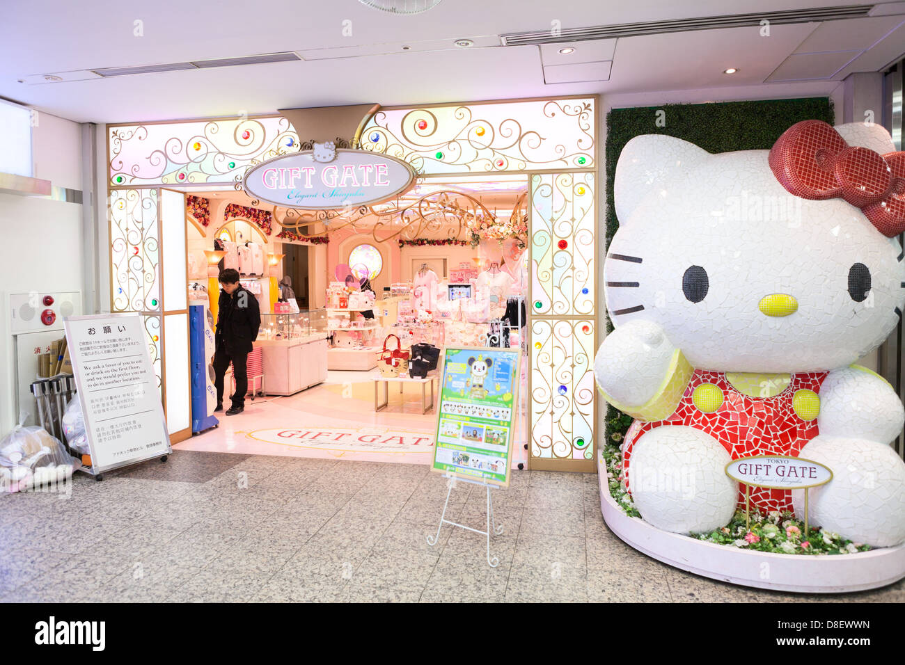 Il più grande Hello Kitty bambola nella parte anteriore del negozio dono Gate, Shinjuku, Tokyo, Giappone Foto Stock