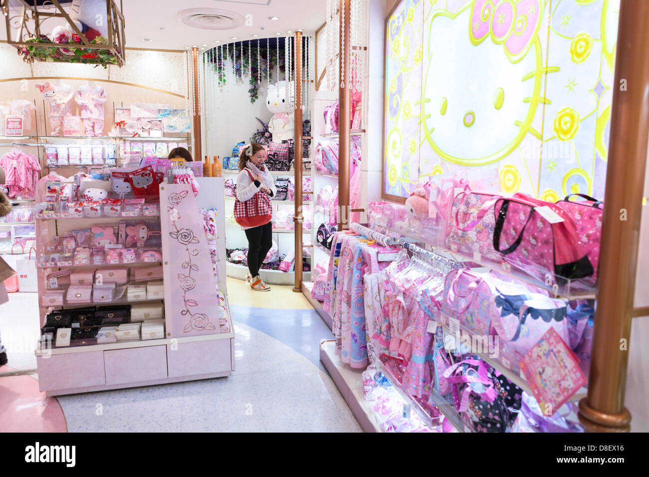Persone che acquistano per bambini nella gazzetta Hello Kitty Shinjuku Gate regalo shop, Tokyo, Giappone Foto Stock