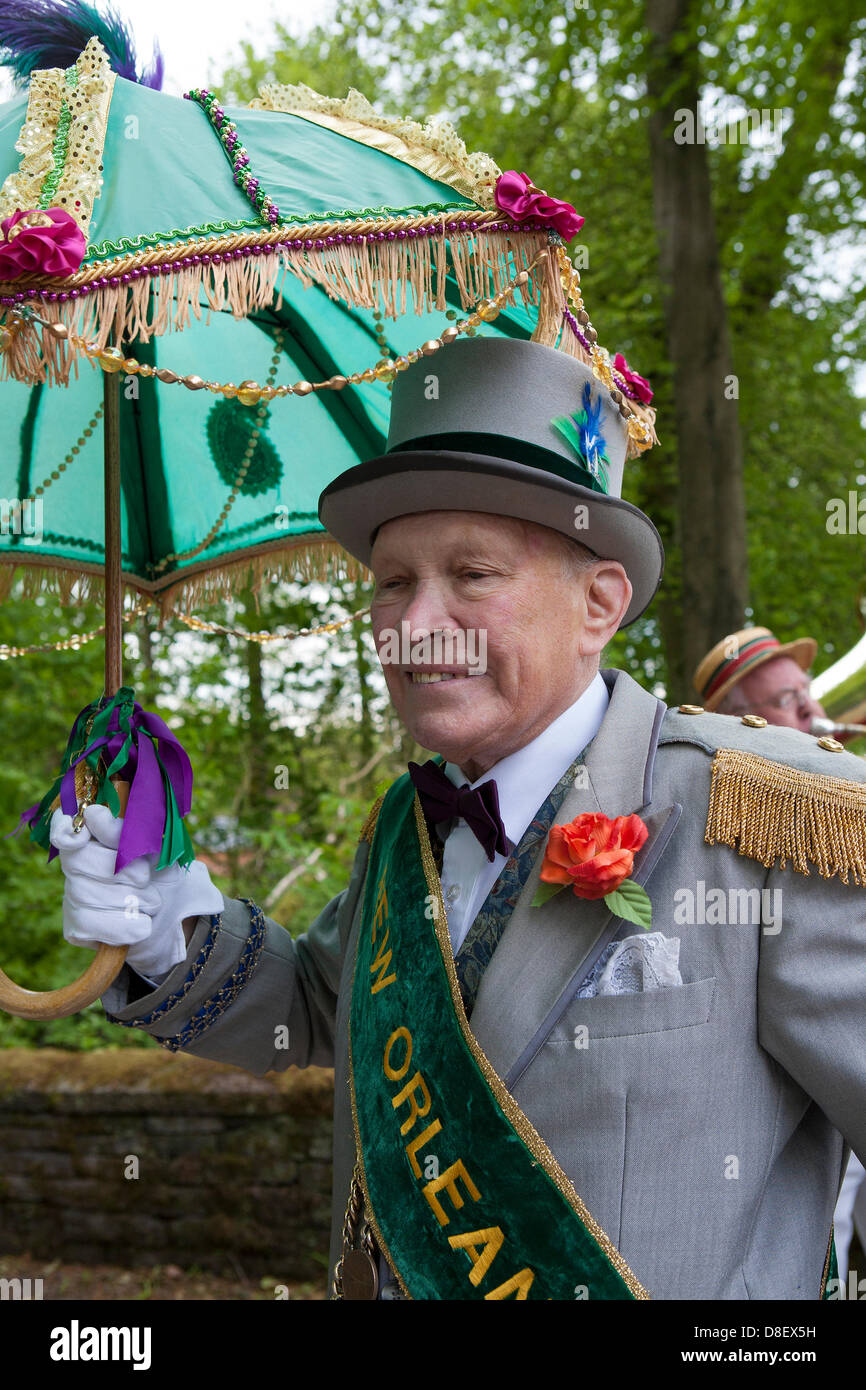 Turton, Lancashire, Regno Unito il 27 maggio 2013. Jeffrey Gilpin del Bourbon Street Band, con le sue camere elegantemente decorate 'brolly" presso l'annuale e tradizionale fiera di primavera tenutosi a motivi di 600-anno-vecchio Turton Tower. Il caso risale a più di 200 anni, ma è andato in declino nei primi anni del XX secolo. Essa è stata rilanciata nel 2008 dagli amici di Turton Tower. Credito: Cernan Elias/Alamy Live News Foto Stock Turton, Lancashire, Regno Unito il 27 maggio 2013. Jeffrey Gilpin del Bourbon Street Band, con le sue camere elegantemente decorate 'brolly" presso l'annuale e tradizionale fiera di primavera tenutosi a motivi di 600-anno-vecchio Turton Tower. Il caso risale a più di 200 anni, ma è andato in declino nei primi anni del XX secolo. Essa è stata rilanciata nel 2008 dagli amici di Turton Tower. Credito: Cernan Elias/Alamy Live News Foto Stock