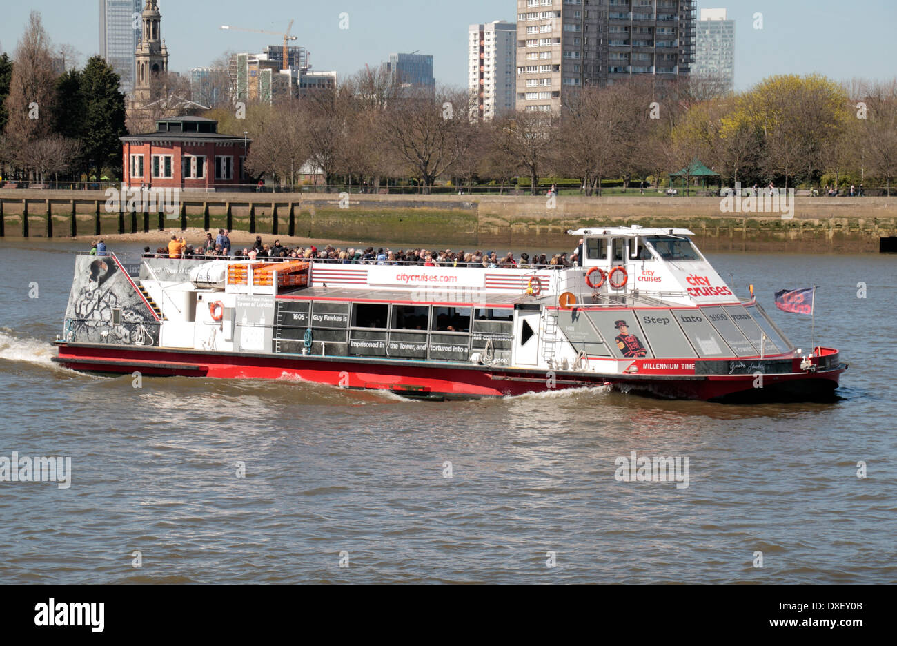 Il 'Millennium tempo' imbarcazione turistica (City Cruises) navigando sul fiume Thames, London, Regno Unito. Foto Stock