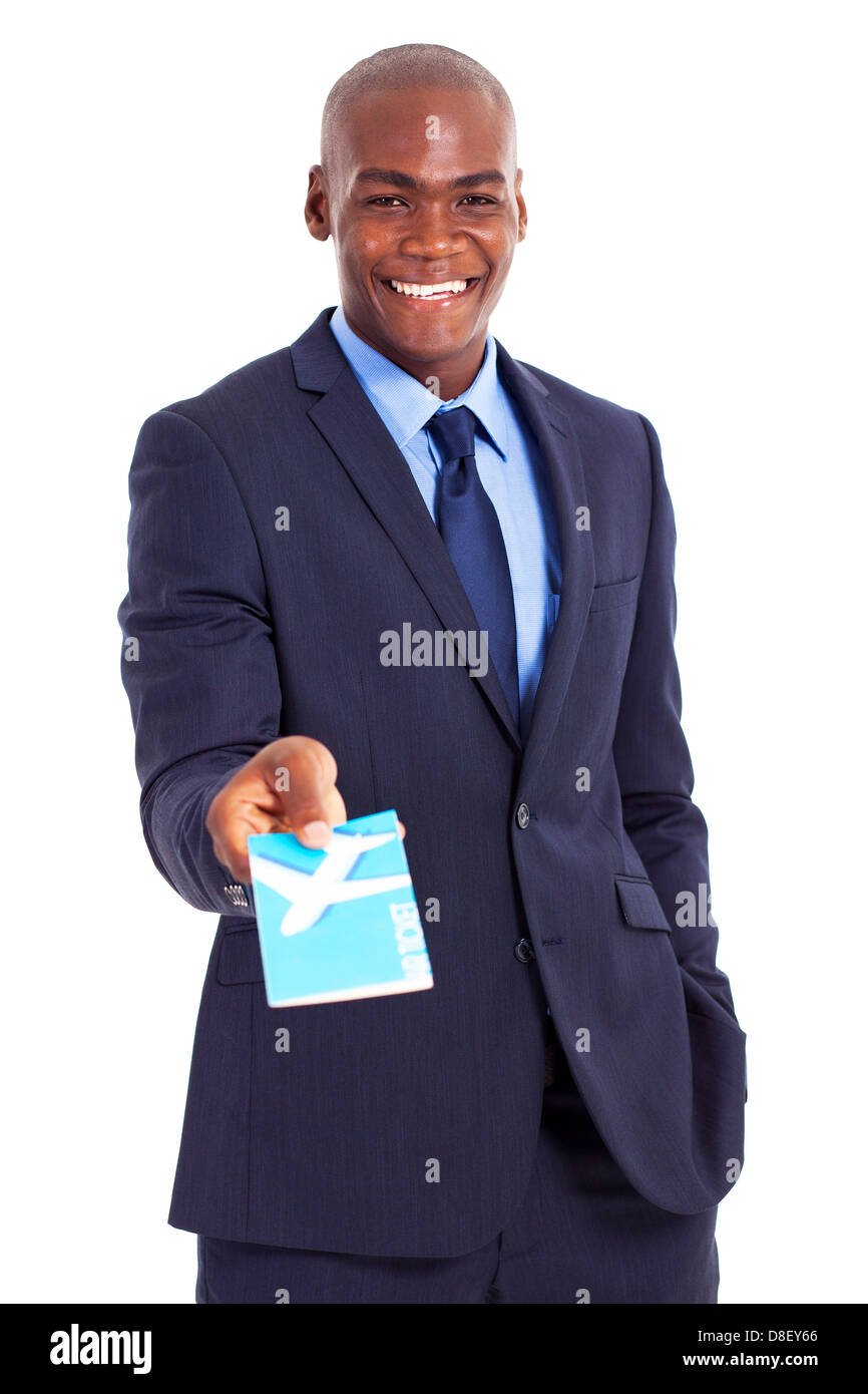 Imprenditore nero presentando il biglietto aereo isolato su bianco Foto Stock
