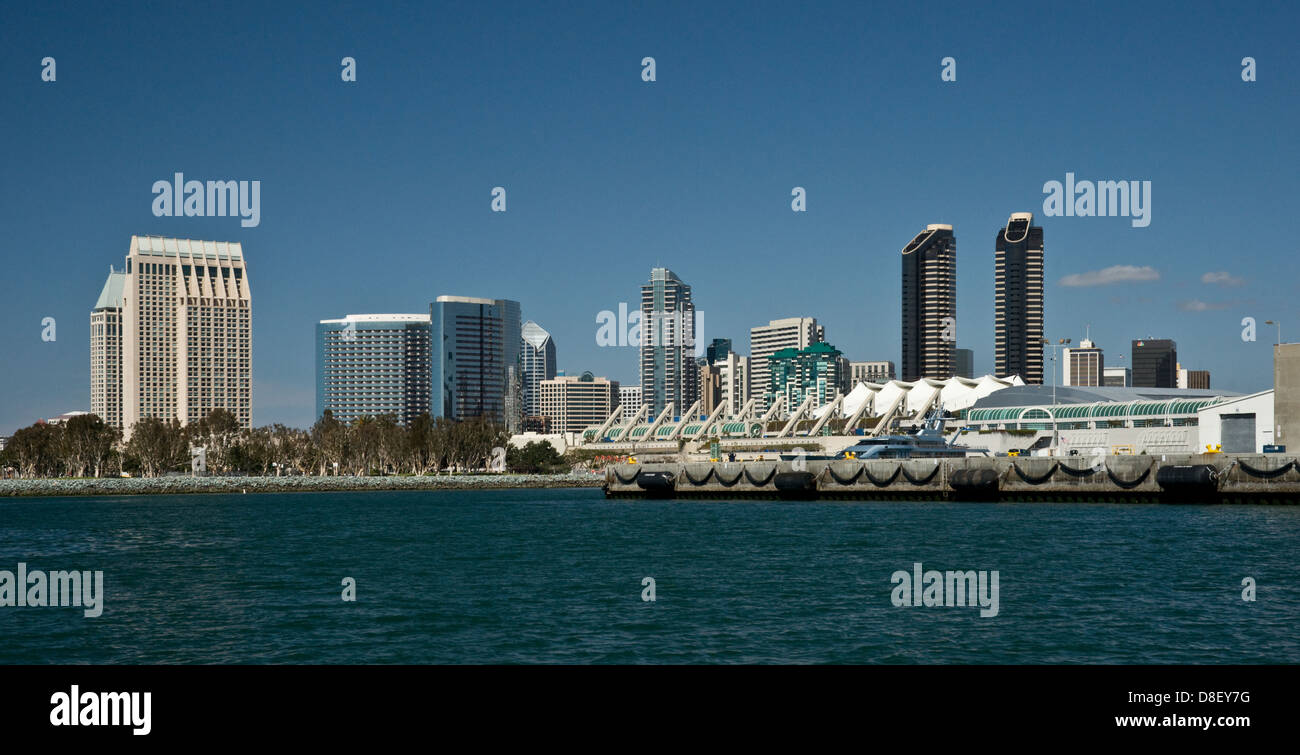 Il centro cittadino di San Diego presi dalla baia del porto. Foto Stock