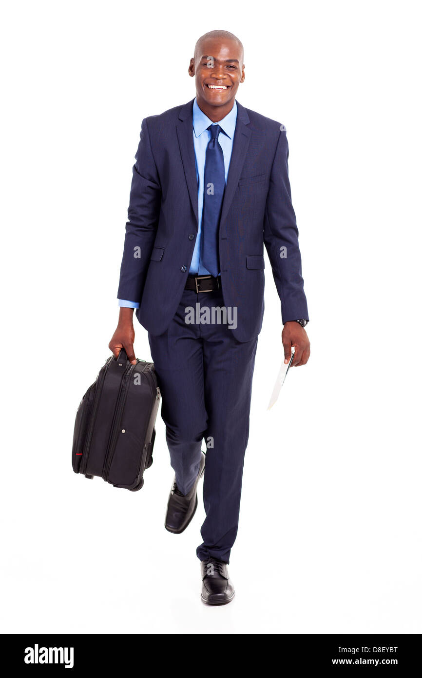Imprenditore africano a piedi con valigia isolato su bianco Foto Stock
