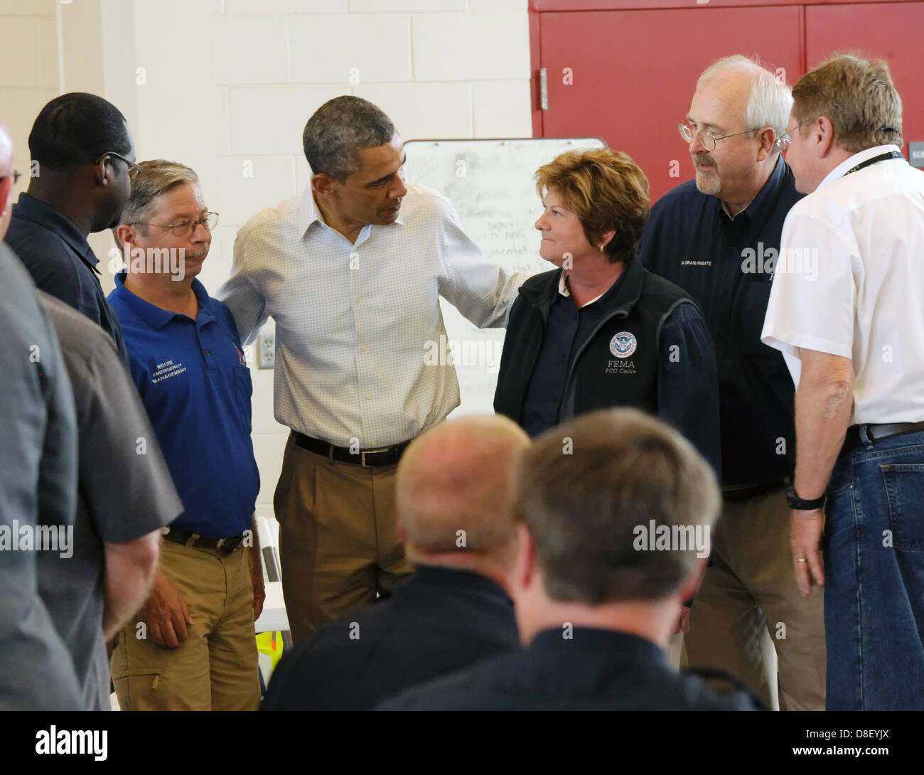 Il Presidente Usa Barack Obama parla con FEMA dipendenti e operatori di primo soccorso al reparto antincendio stazione 1 dopo aver ottenuto una prima mano su un quartiere interessate da un EF5 tornado Maggio 26, 2013 in Moore, OK. Foto Stock