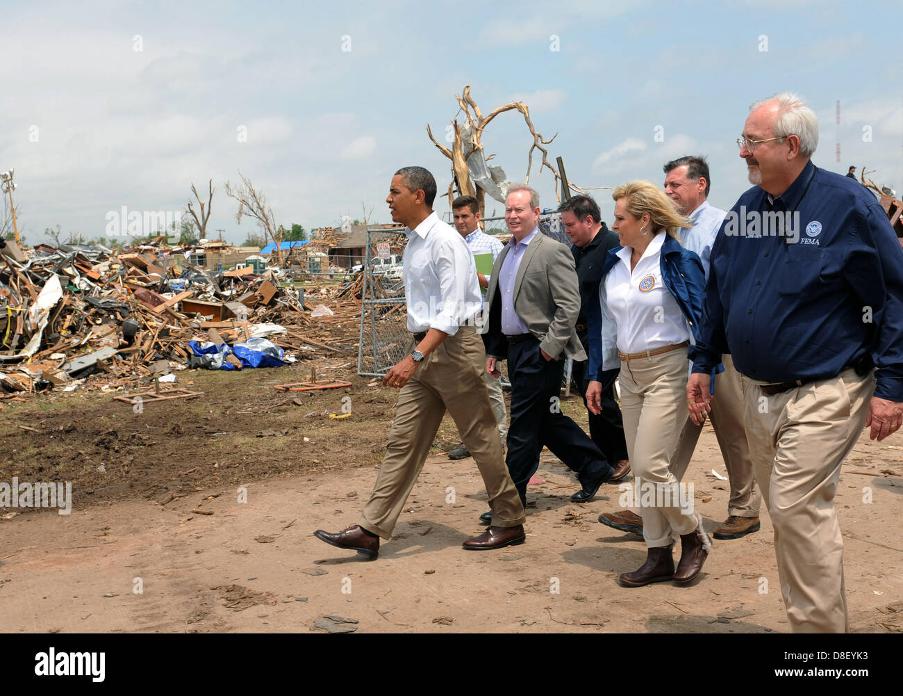 Il Presidente Usa Barack Obama passeggiate con FEMA Amministratore Craig Fugate, destra, Oklahoma governatore Maria Fallin e altri enti a livello locale e ai funzionari dello stato durante un tour delle aree danneggiate da un EF5 tornado Maggio 26, 2013 in Moore, OK. Foto Stock