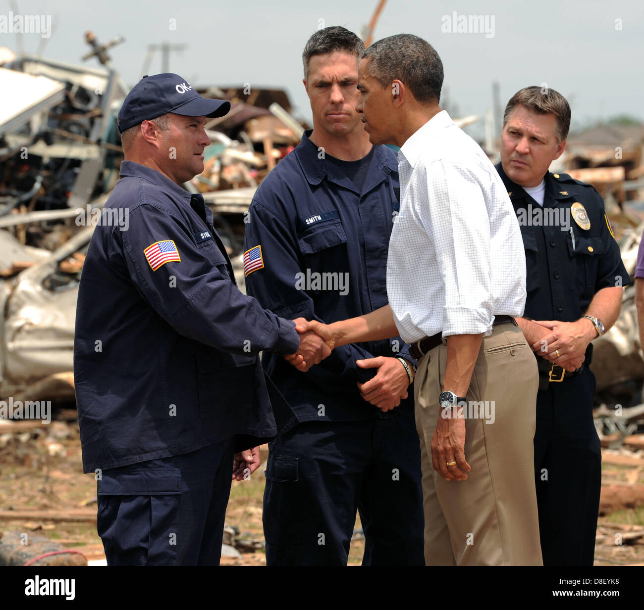 Il Presidente Usa Barack Obama parla con primi responder al Plaza Torri Scuola Elementare durante un tour delle aree danneggiate da un EF5 tornado Maggio 26, 2013 in Moore, OK. Foto Stock