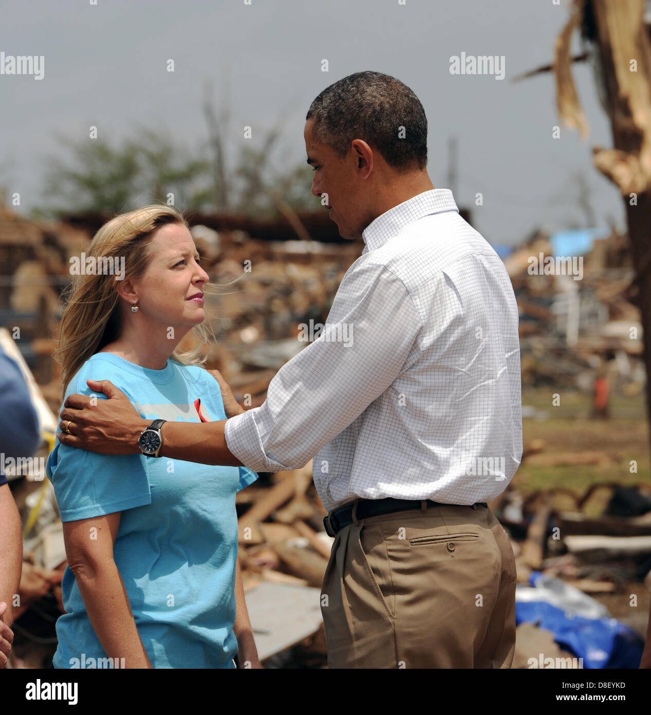 Il Presidente Usa Barack Obama parla con principale Amy Simpson presso il Plaza Torri Scuola Elementare durante un tour delle aree danneggiate da un EF5 tornado Maggio 26, 2013 in Moore, OK. Foto Stock