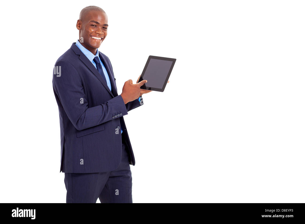 Imprenditore africano puntando al computer tablet isolato su bianco Foto Stock