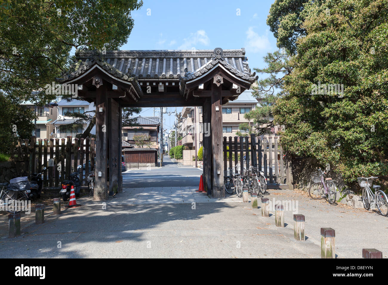 Kogo-mon gate (Imperatrice gate) è un ingresso nel Palazzo Imperiale di giardino e area esterna dalla strada della citta'. Kyoto, Giappone Foto Stock