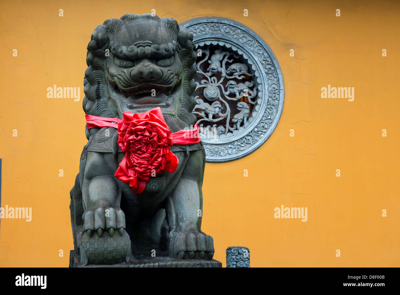 Dragon custode presso il Tempio Longhua Shanghai in Cina Foto Stock