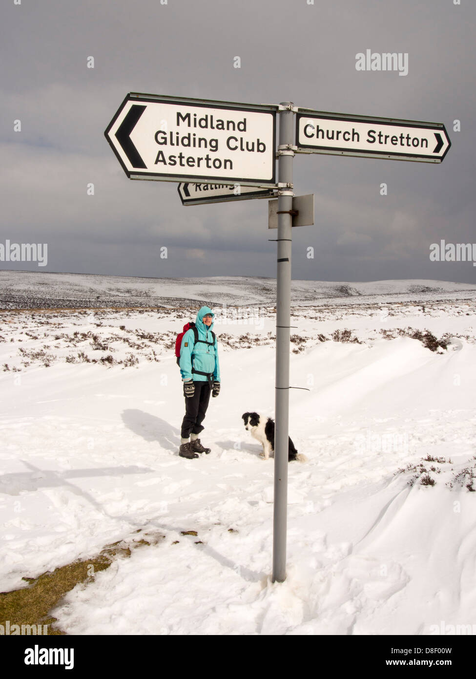 Un viandante sulla lunga Mynd sopra Church Stretton, unseasonal durante la stagione fredda a fine marzo, Shropshire, Regno Unito. Foto Stock