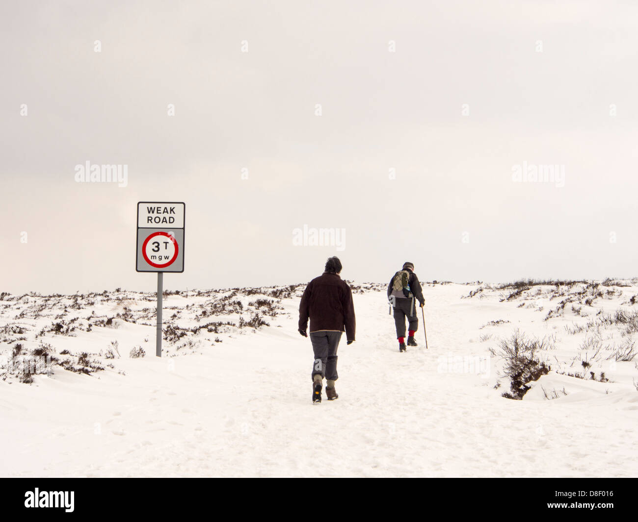 Una strada sulla lunga Mynd chiusa da neve sopra Church Stretton, unseasonal durante la stagione fredda a fine marzo, Shropshire, Regno Unito. Foto Stock