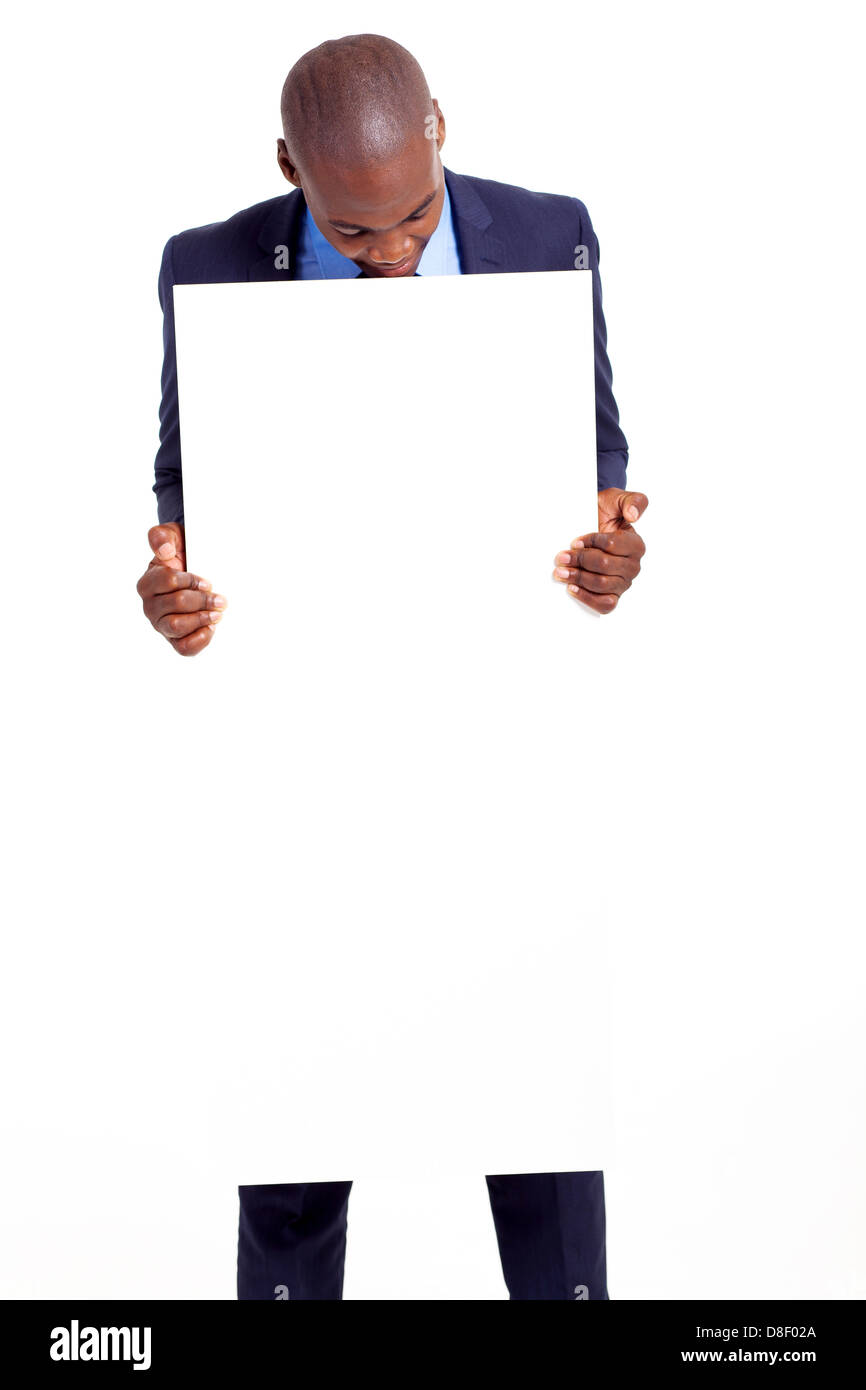 Imprenditore nero azienda banner vuoto e guardando verso il basso Foto Stock