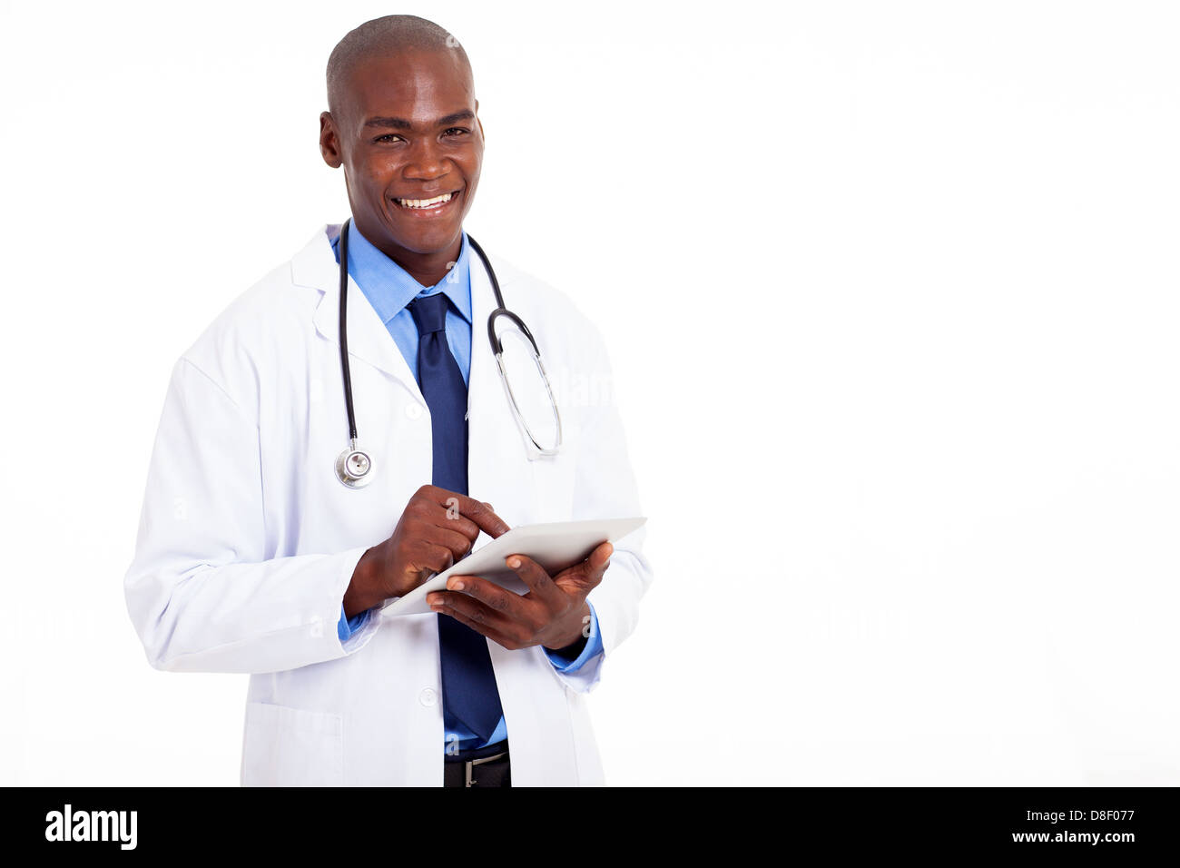 Maschio americano africano medico con tablet pc su bianco Foto Stock