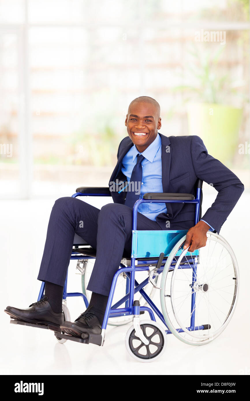 Ottimista disabilitato african american businessman seduto su una sedia a rotelle Foto Stock