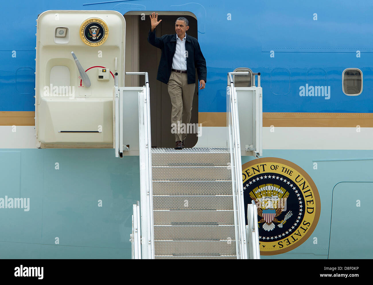 Il Presidente Usa Barack Obama passi al di fuori della Air Force One a Tinker Air Force Base sul suo modo al tour delle aree danneggiate da un EF5 tornado Maggio 26, 2013 in Oklahoma City, OK. Foto Stock