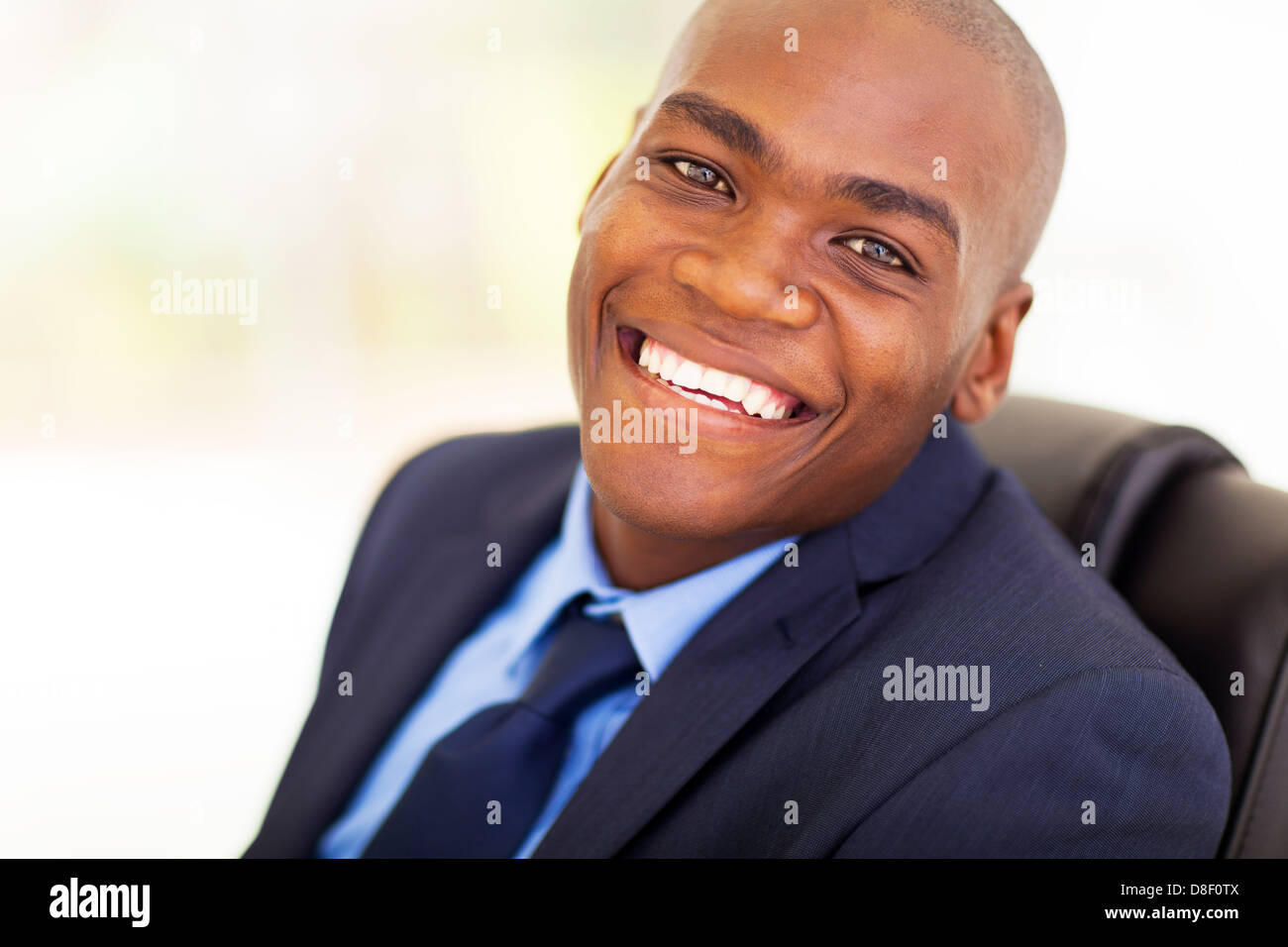 Allegro African American lavoratore di ufficio seduti sulla sedia da ufficio Foto Stock