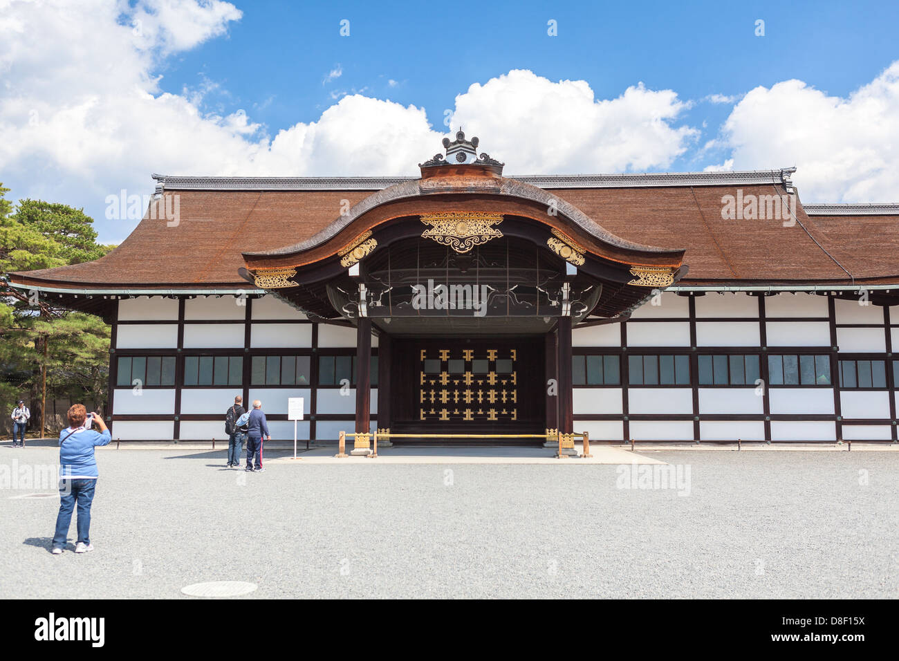 Fotografare persone Shinmikurumayose è un nuovo carrello con cancello di ingresso nel Palazzo Imperiale di Kyoto, Giappone Foto Stock