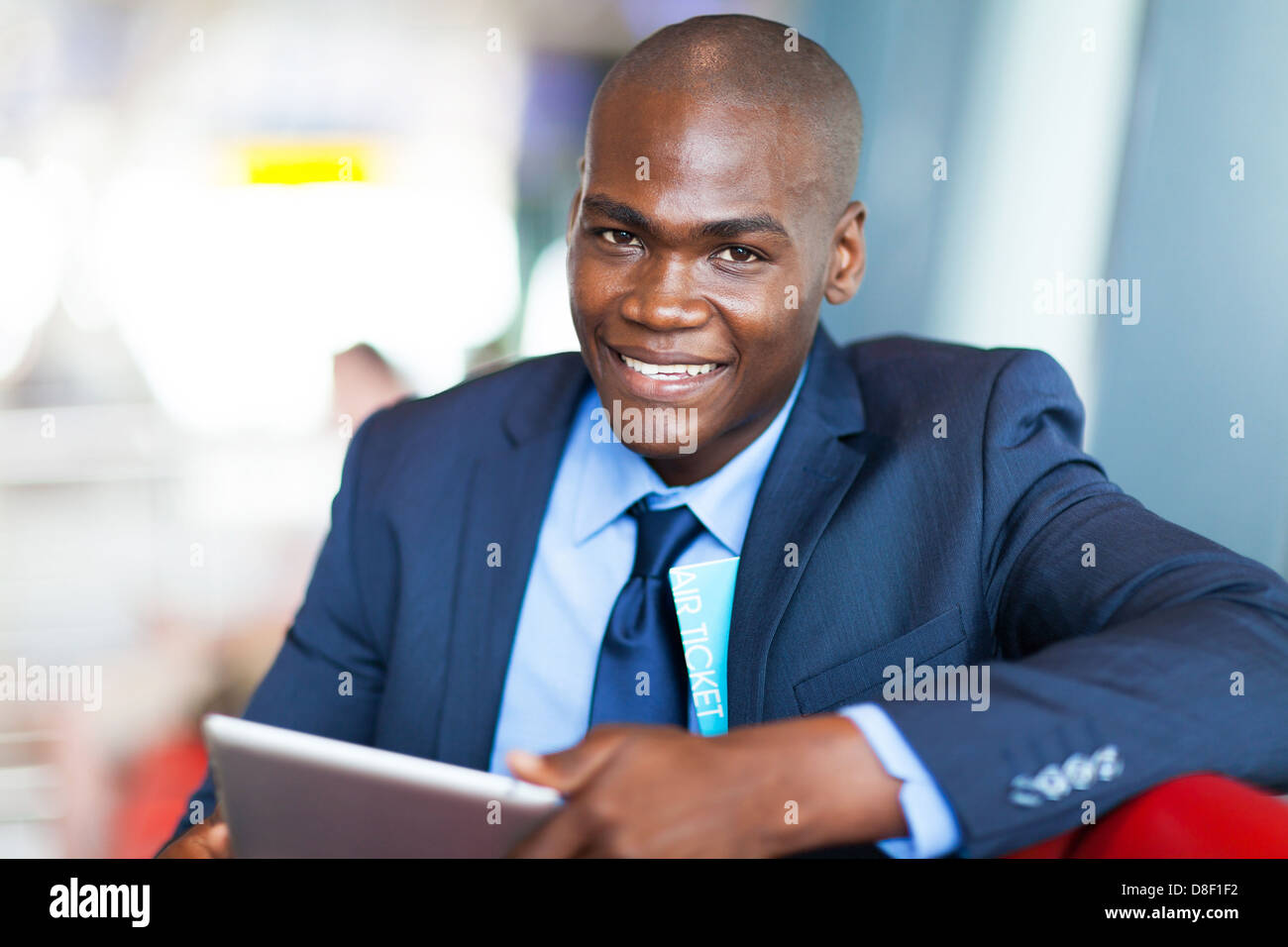 Bello imprenditore africana utilizzando computer tablet all aeroporto Foto Stock