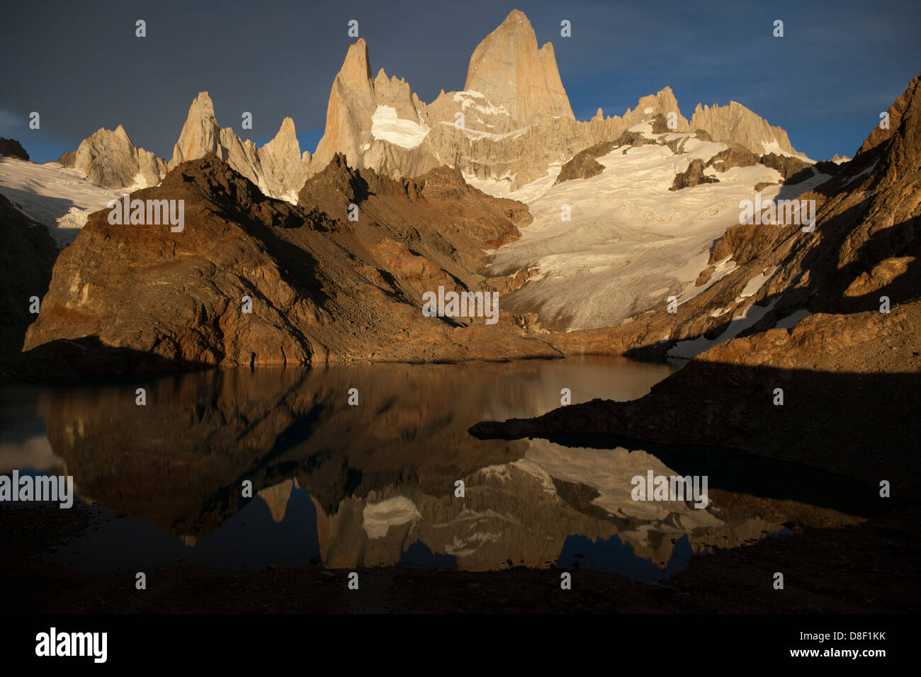 Luce da sunrise brillare sul Monte Fitz Roy con riflessioni sul lago glaciale Foto Stock