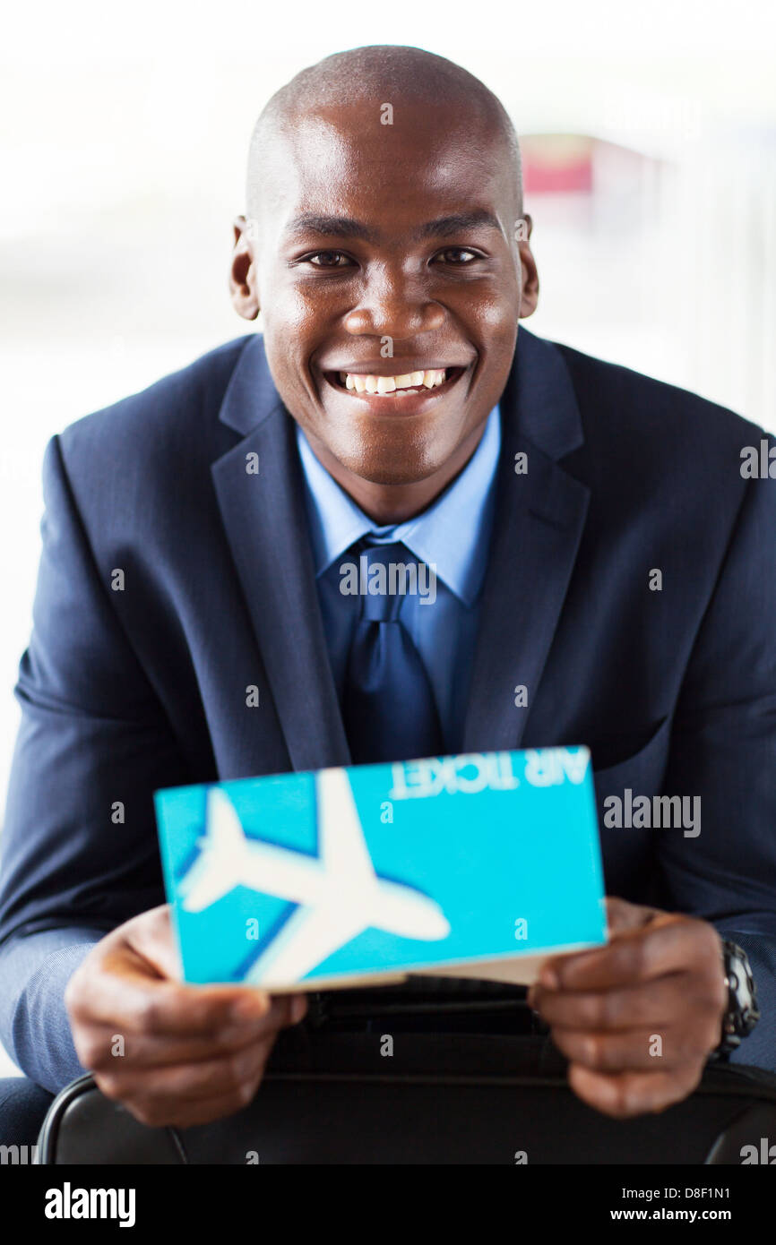 Bello imprenditore africano holding biglietto aereo Foto Stock