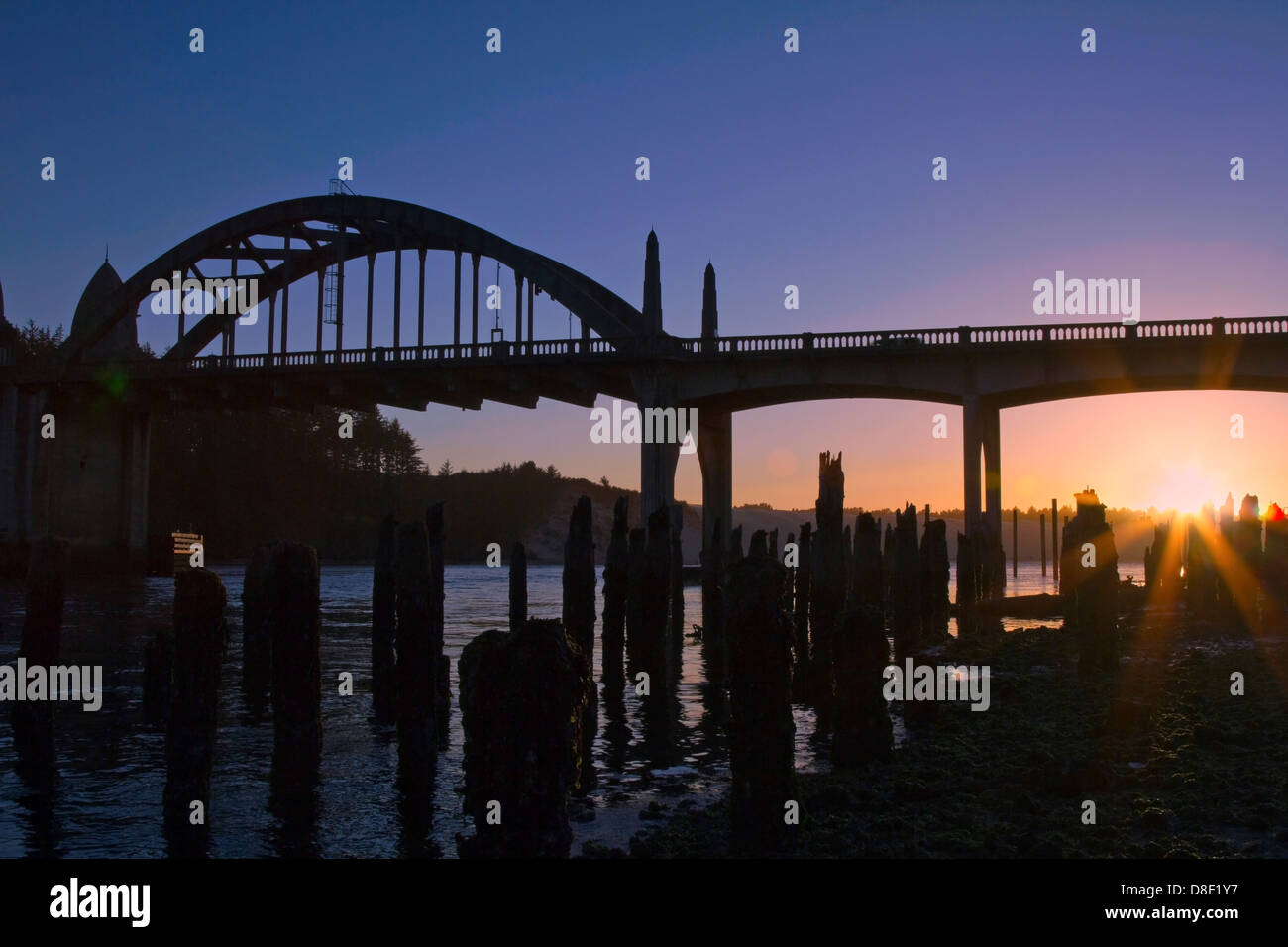 Silhouette di storico ponte costiere al tramonto a Firenze Oregon USA Foto Stock