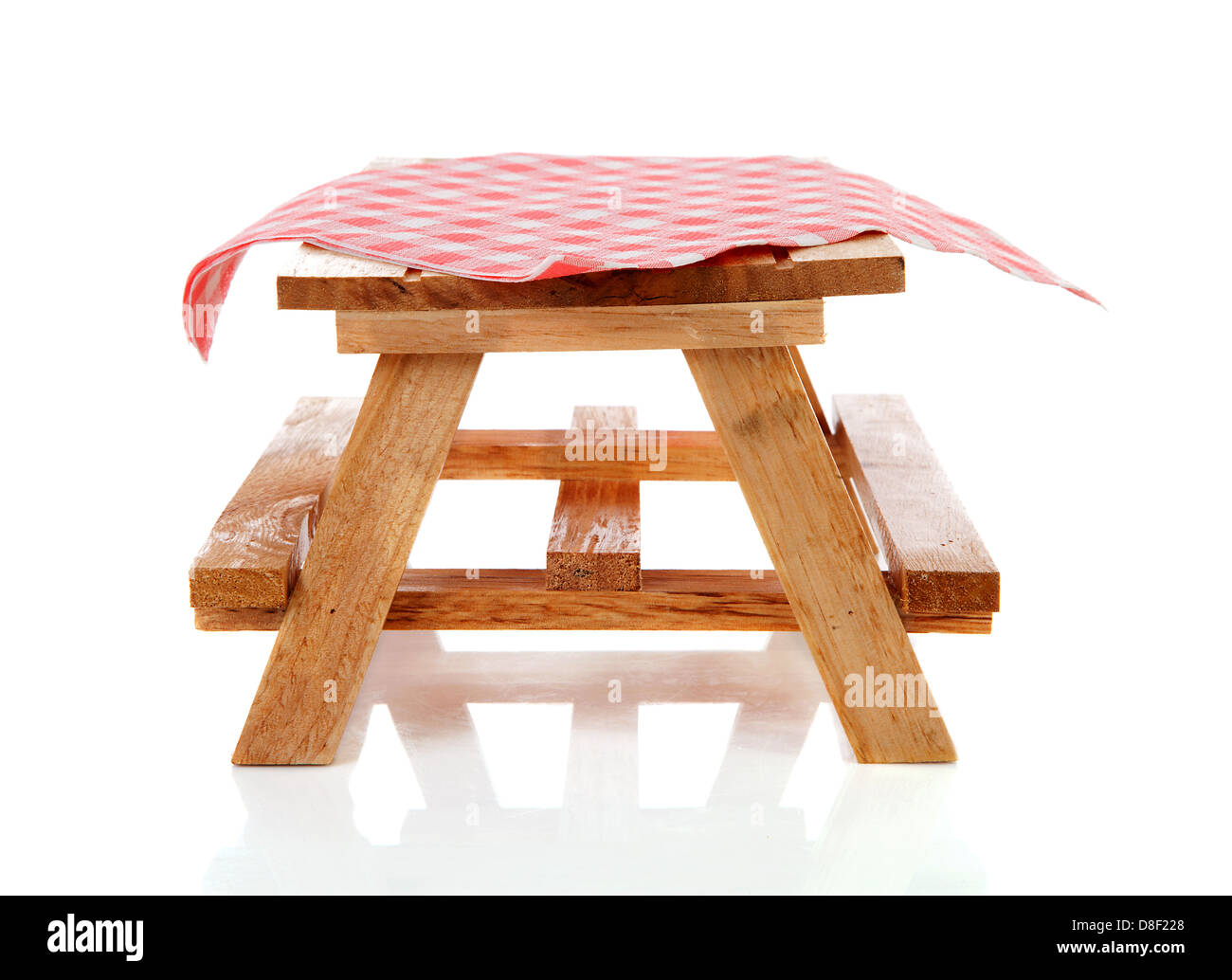 Svuotare tavolo da picnic con la tovaglia su sfondo bianco Foto Stock