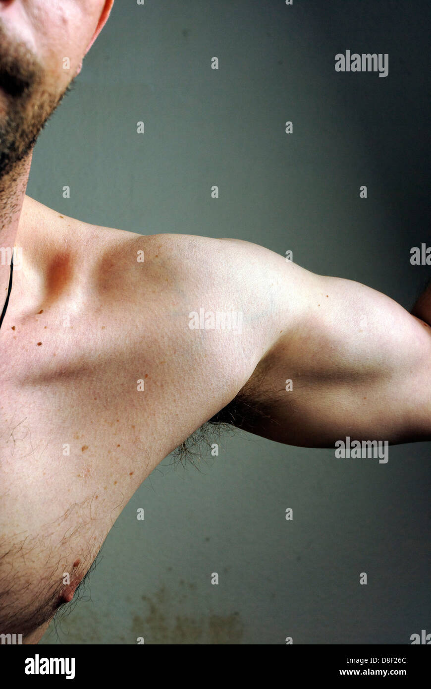 La parte superiore del braccio di una quarantenne uomo Foto Stock