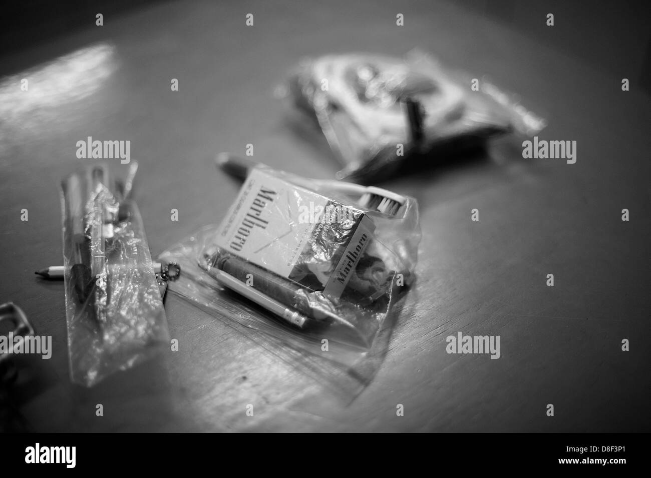 Aprile 25, 2013 - Nogales, Sonora, Messico - In uno sforzo per preservare la pace a San Juan Bosco shelter in Nogales, figlio., Mex., gli elementi che potrebbero essere utilizzati come armi, così come materiale da fumo e farmaci, prescrizione o altrimenti, vengono raccolti da gli ospiti all'arrivo. (Credito Immagine: © sarà Seberger/ZUMAPRESS.com) Foto Stock