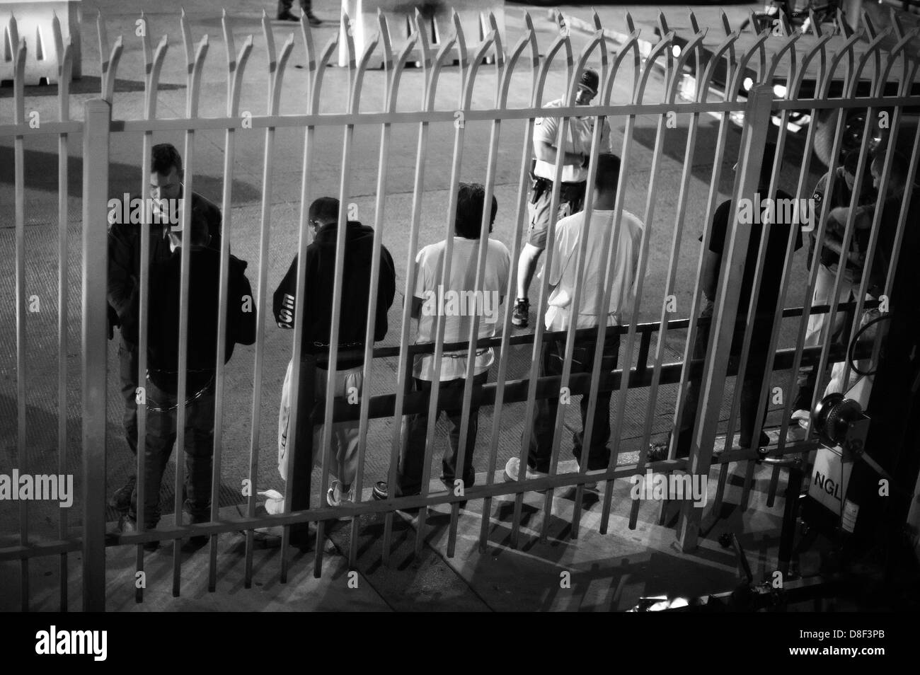 Aprile 25, 2013 - Nogales, Arizona, Stati Uniti - deportati in manacles sono schierate dalla U.S. Pattuglia di Confine agenti al di fuori di Nogales, Ariz. La porta di entrata prima della deportazione dopo le 22.00 di giovedì sera. Questi uomini possono trovarsi in una città messicana di non essere mai state nel mezzo della notte con nessun posto dove andare. (Credito Immagine: © sarà Seberger/ZUMAPRESS.com) Foto Stock