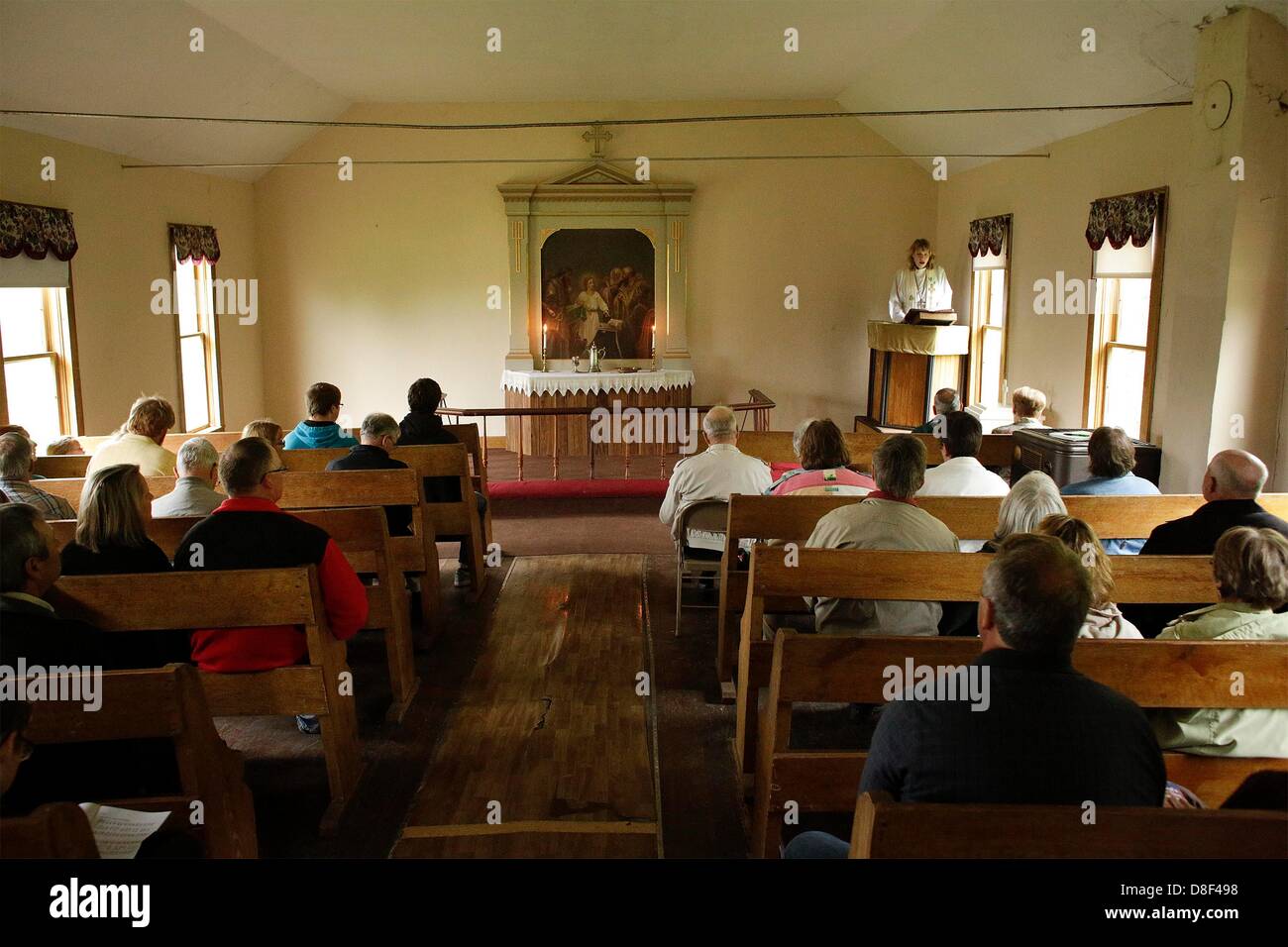 26 maggio 2013 - Moorehead, Iowa, U.S. - Bethesda chiesa luterana, Moorehead, Iowa, Pastore Carla Johnsen presiede un giorno memoriale della chiesa il servizio presso il Ingemann danese chiesa luterana Domenica. Situato sulla Monona County road E54 vicino Moorehead, Iowa, la chiesa fu costruita nel 1884 da immigrati danese, e ogni anno una domenica servizio è tenuto, la domenica che precede il Memorial Day, a ricordare la storia, familiari e caduti i membri del servizio. (Credito Immagine: © Jerry Mennenga/ZUMAPRESS.com) Foto Stock