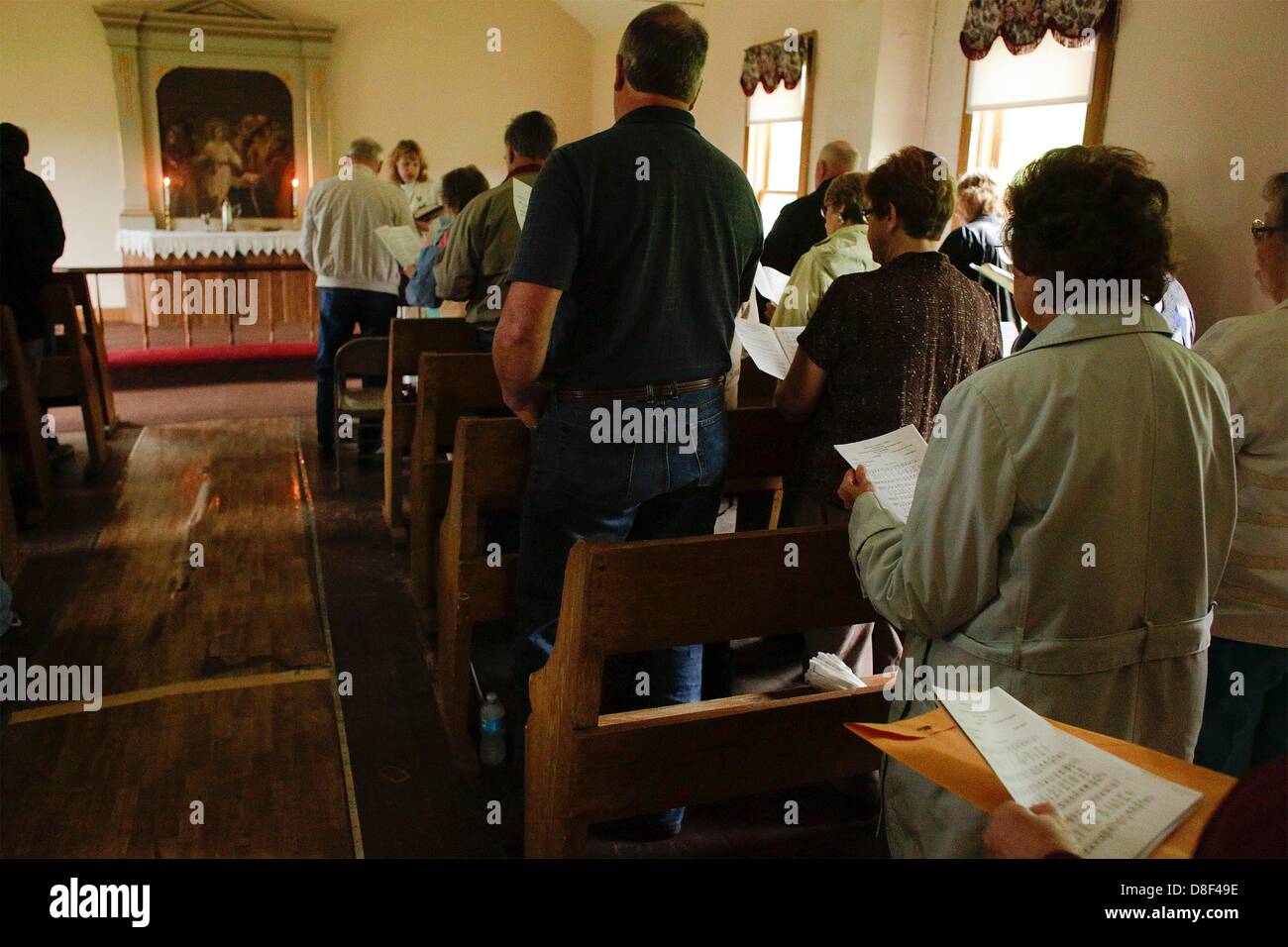 26 maggio 2013 - Moorehead, Iowa, U.S. - Bethesda chiesa luterana, Moorehead, Iowa, parrocchiani cantare un inno come pastore Carla Johnsen presiede un giorno memoriale della chiesa il servizio presso il Ingemann danese chiesa luterana Domenica. Situato sulla Monona County road E54 vicino Moorehead, Iowa, la chiesa fu costruita nel 1884 da immigrati danese, e ogni anno una domenica servizio è tenuto, la domenica che precede il Memorial Day, a ricordare la storia, familiari e caduti i membri del servizio. (Credito Immagine: © Jerry Mennenga/ZUMAPRESS.com) Foto Stock