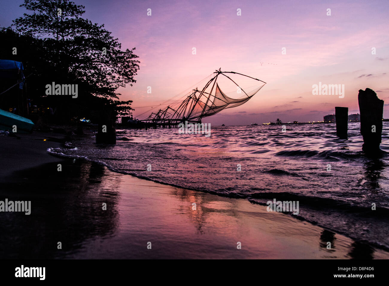 Cinese tradizionale delle reti da pesca, Kochi, Kerela, India Foto Stock