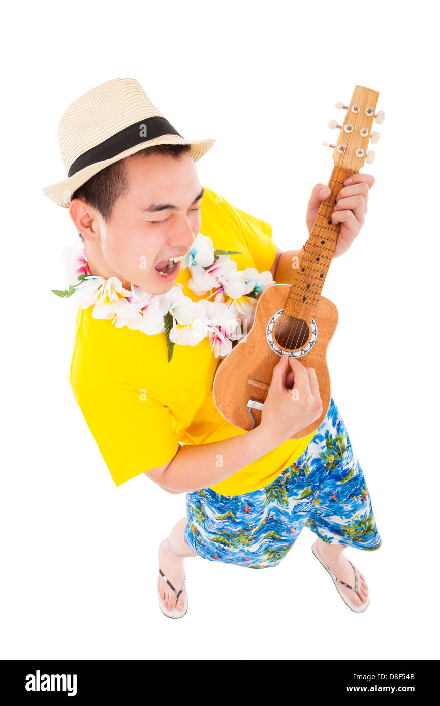 Giovane uomo giocando ukulele e canto Foto Stock