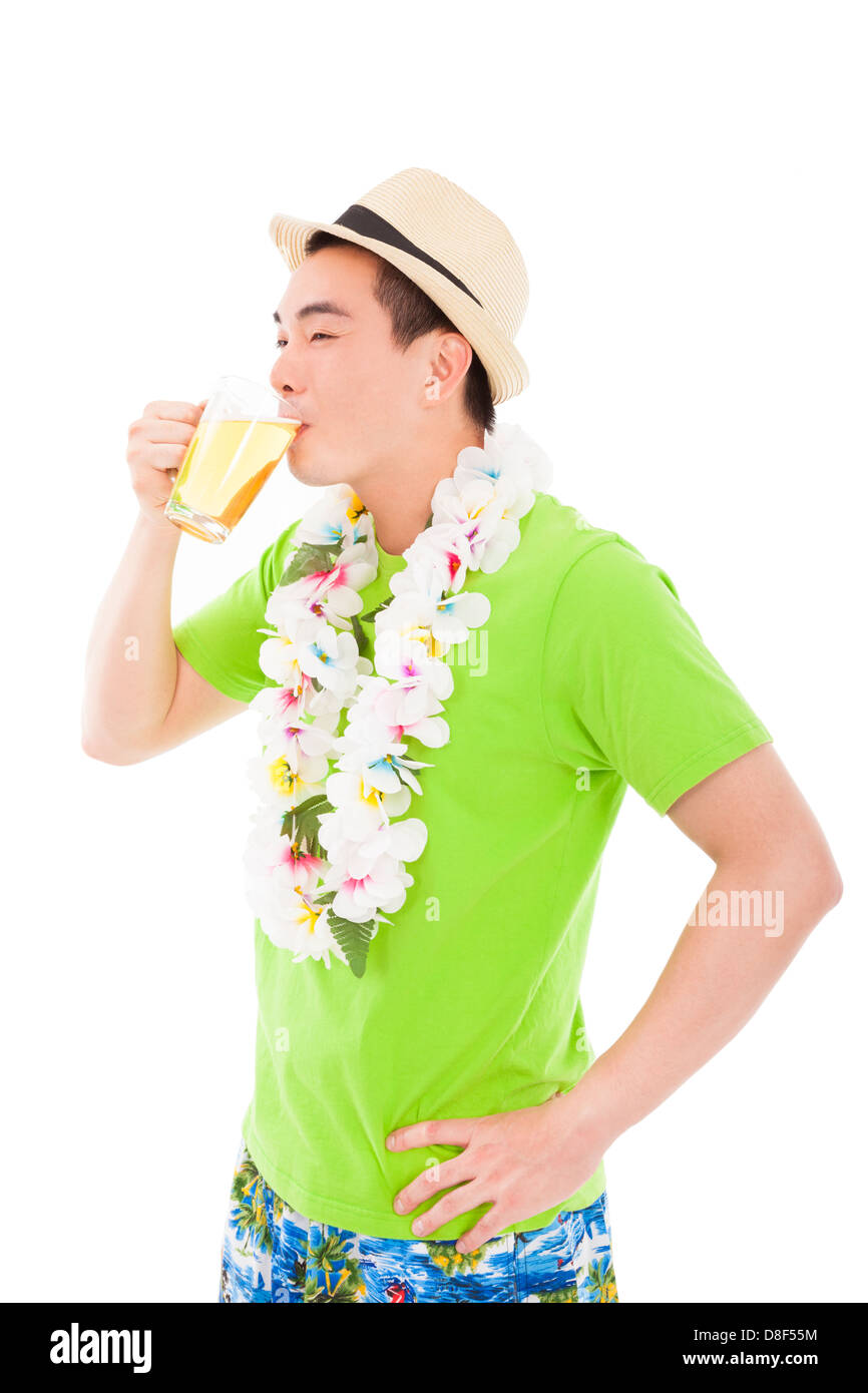 Felice giovane uomo di bere birra in estate Foto Stock