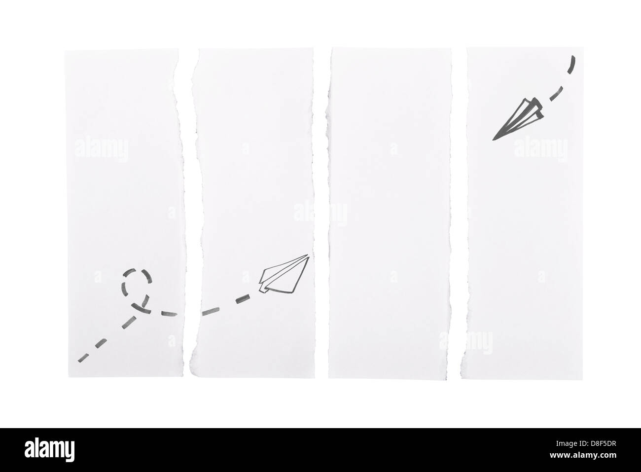 Bianco le strisce di carta lacerata e isolato con aeroplani di carta su di essi Foto Stock