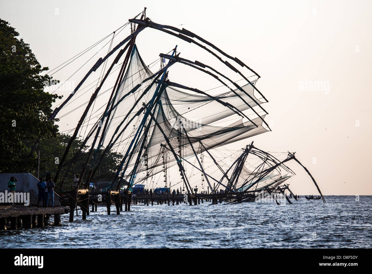 Cinese tradizionale delle reti da pesca, Kochi, Kerela, India Foto Stock