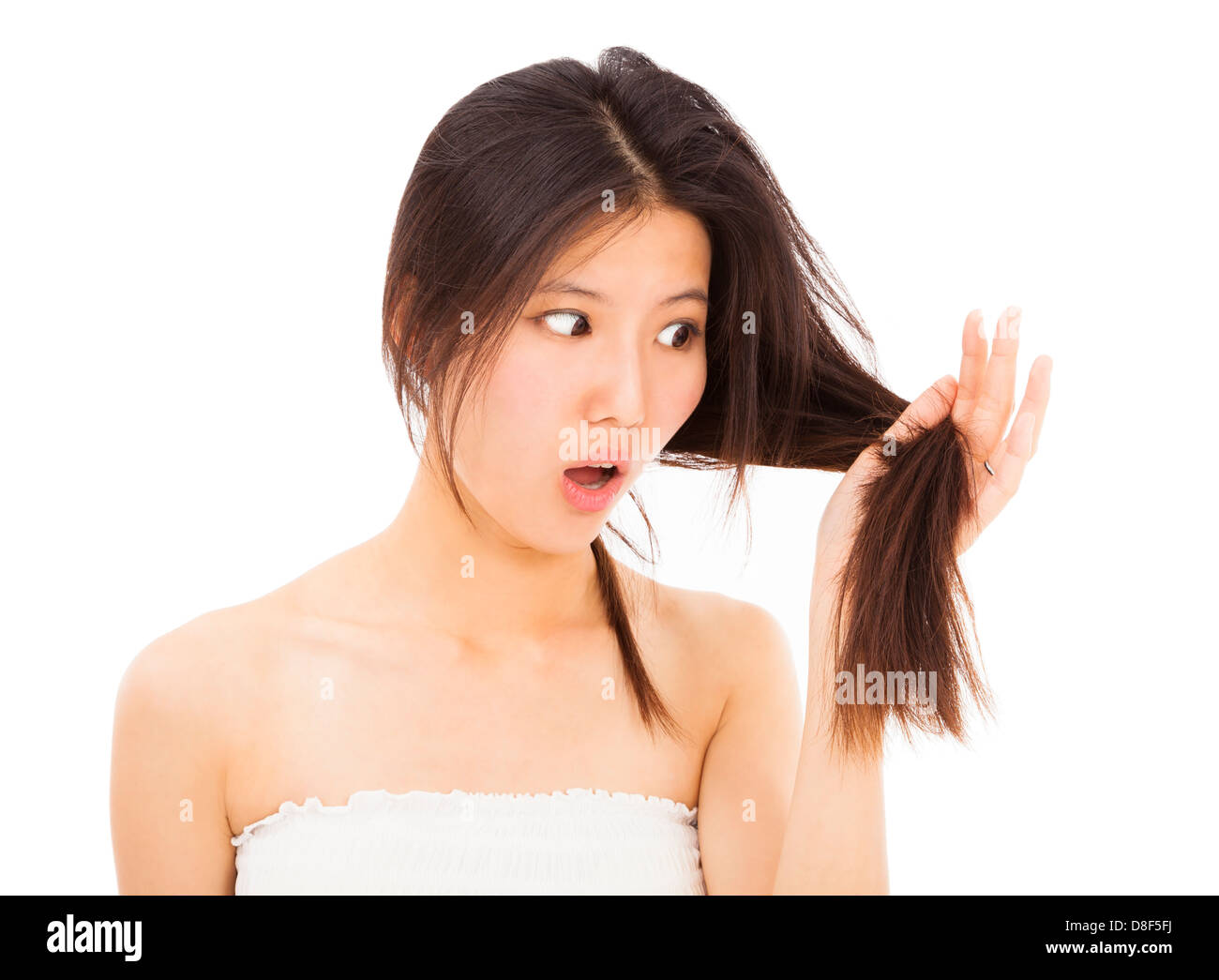 Scioccato donna guardando i danni dei capelli e suddivisione di estremità Foto Stock