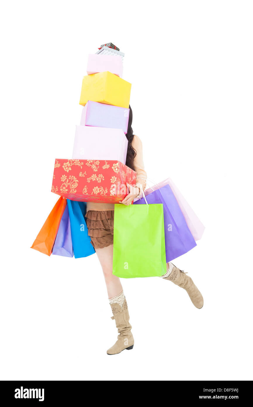Giovane donna in esecuzione con confezione regalo e borse per lo shopping Foto Stock