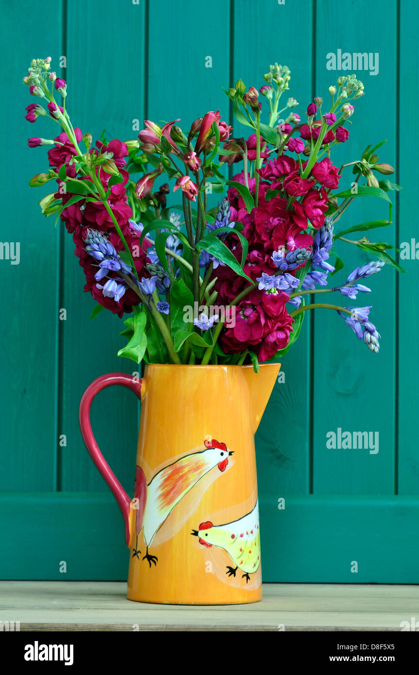 Un vaso pieno di fiori recisi Foto Stock