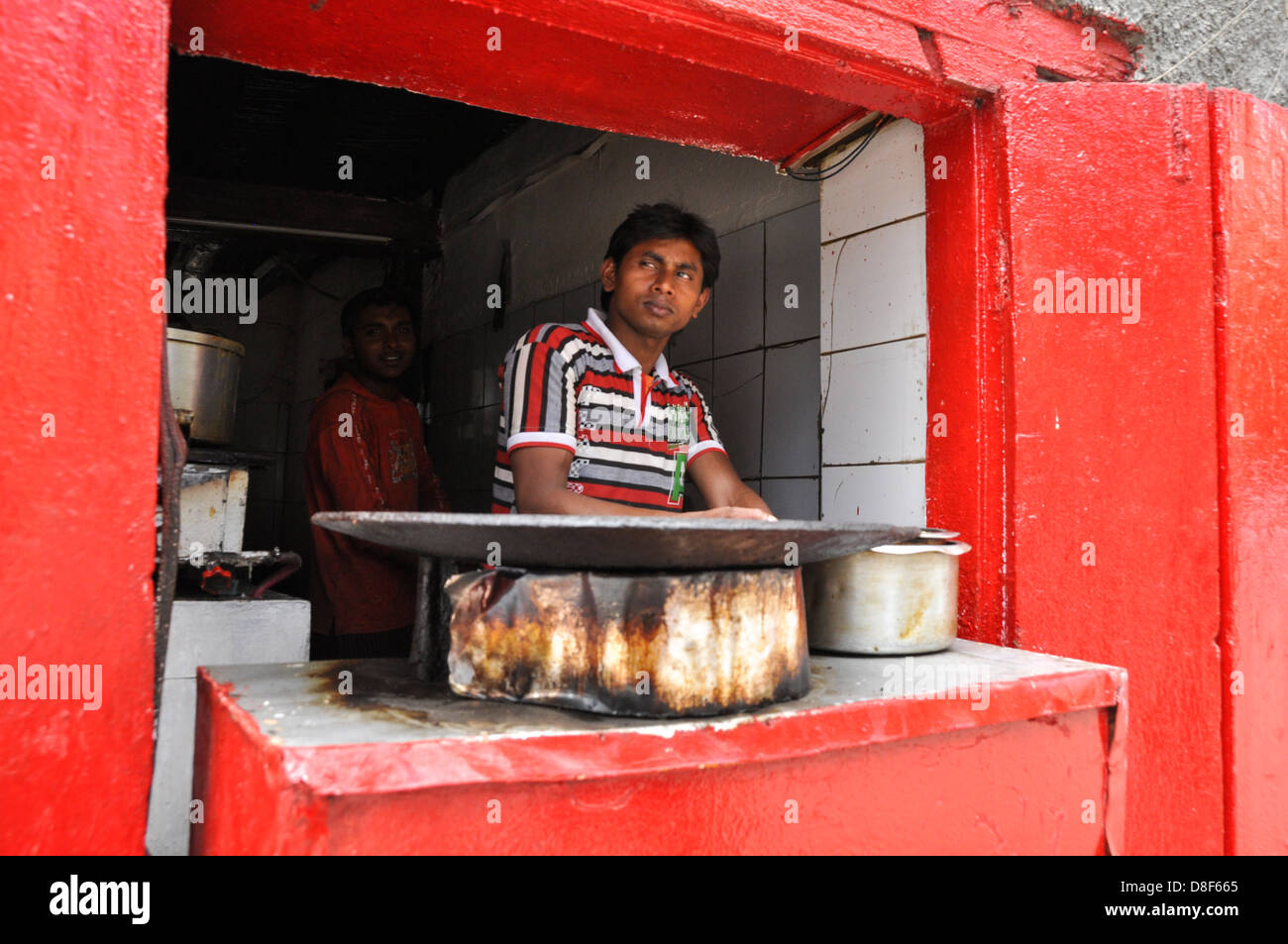 Un uomo nel suo cibo stallo. India, Jammu e Kashmir e Ladakh Leh Foto Stock