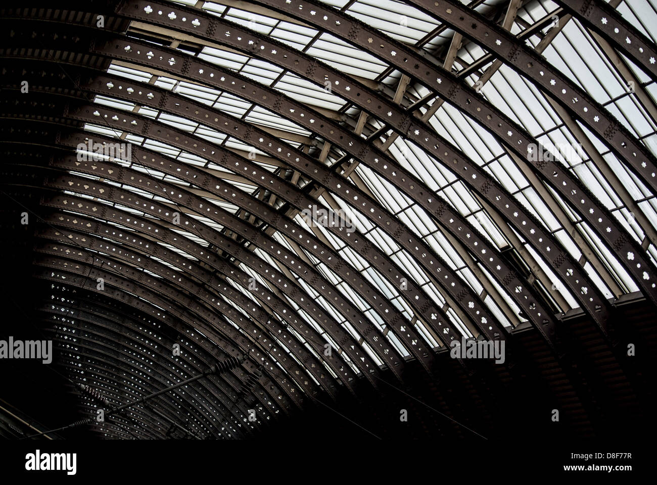 Tetto curvo della stazione ferroviaria di York Foto Stock