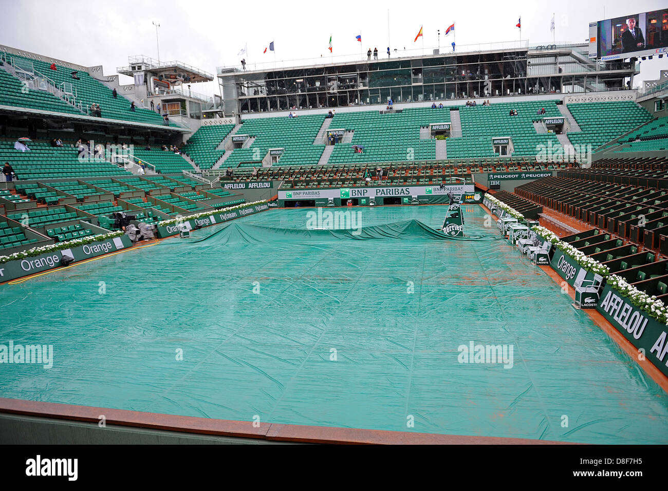 Parigi, Francia. Il 28 maggio 2013. Philippe Chatrier court è coperto a causa di pioggia all'aperto francese di Roland Garros. Foto Stock