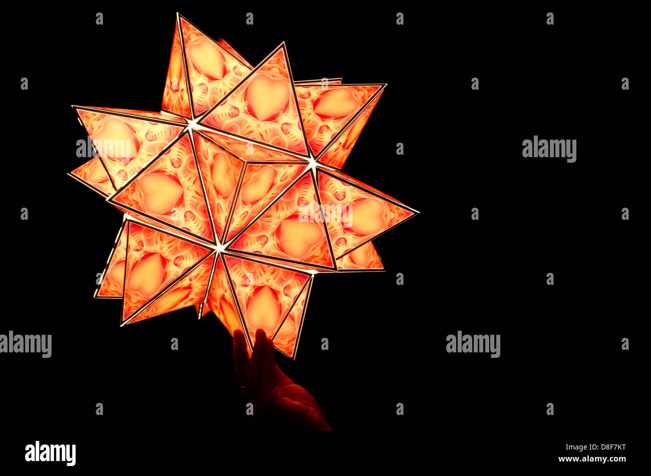 A forma di stella lanterna di carta da un il Illuminaires 2012 festa delle lanterne in East Vancouver, Canada. Foto Stock A forma di stella lanterna di carta da un il Illuminaires 2012 festa delle lanterne in East Vancouver, Canada. Foto Stock