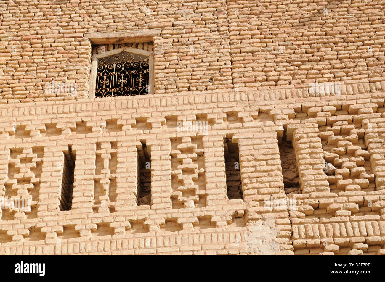Una parete decorativa realizzata dall'aria mattoni essiccati nella vecchia Medina Tunisia Foto Stock
