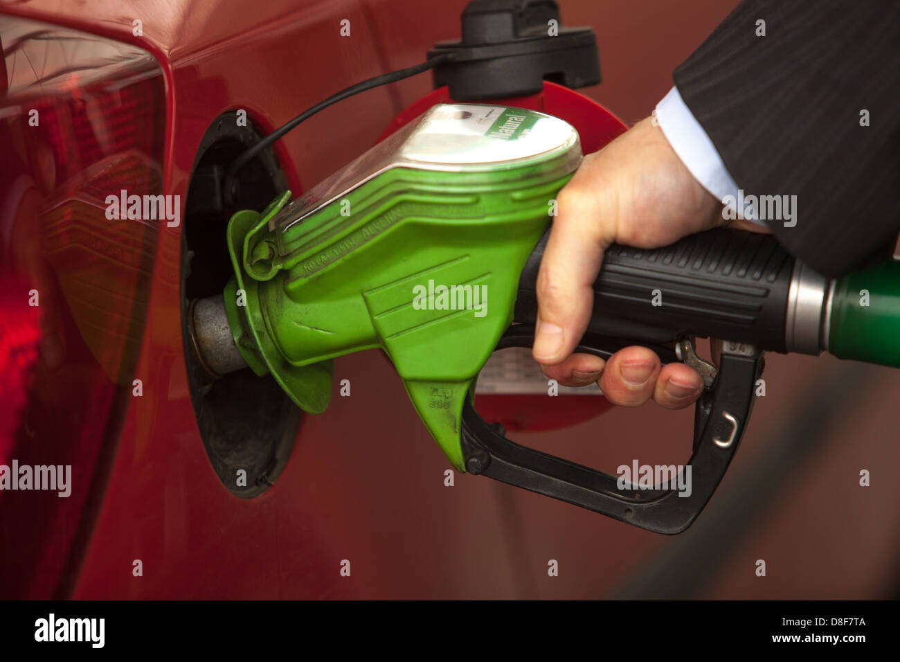 Il rifornimento di carburante la vettura presso la stazione di benzina Foto Stock